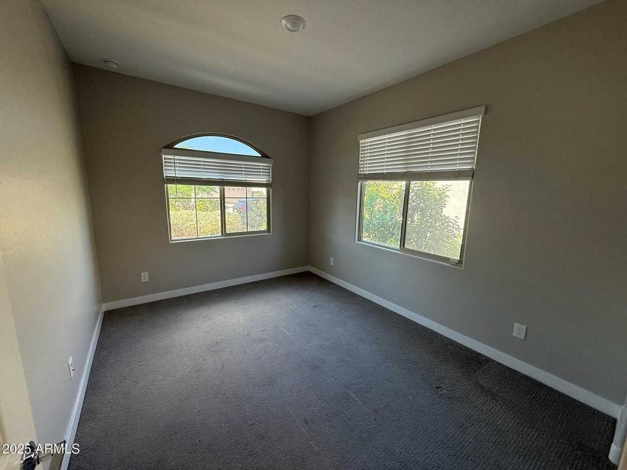 327 W Tamarack Dr - Photo 7 of 20