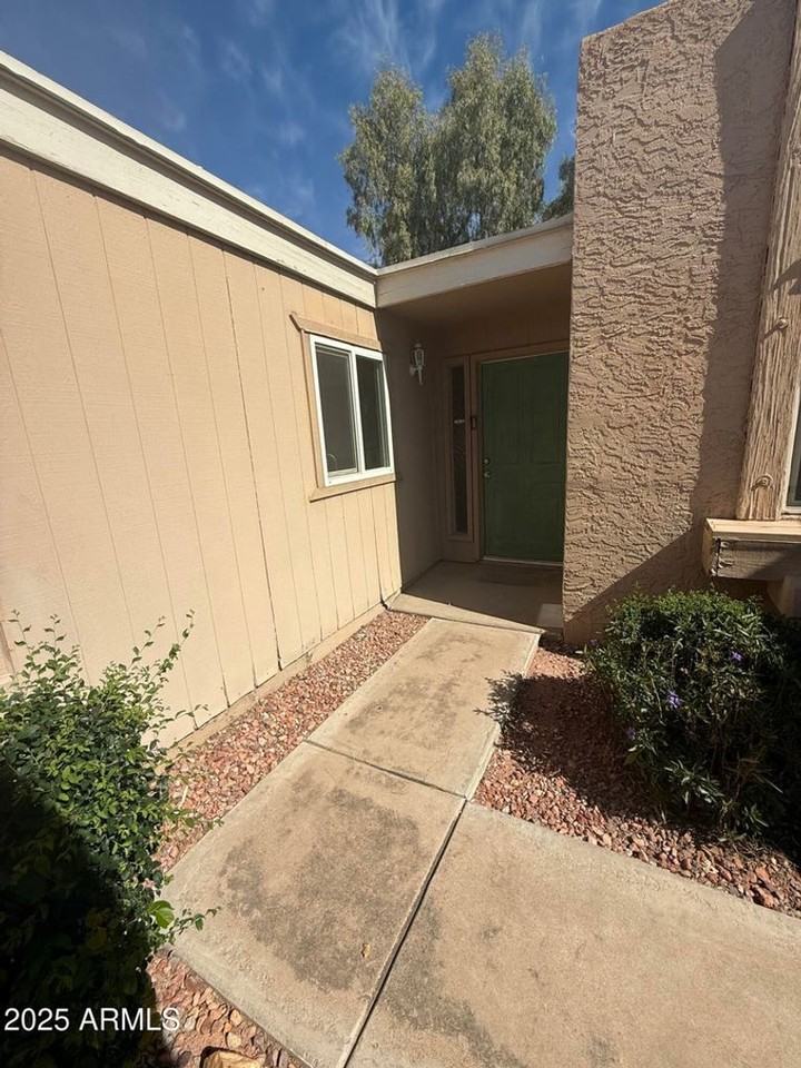 708 E Colgate Dr - Photo 5 of 25