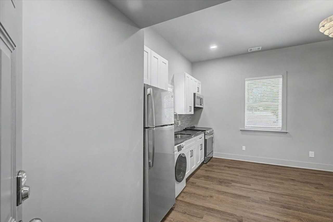 638 E 37th St - Photo 4 of 18