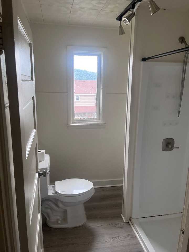 318 Spruce St - Photo 5 of 7