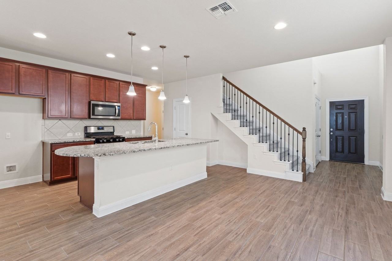 14011 Hedera Dr - Photo 5 of 31
