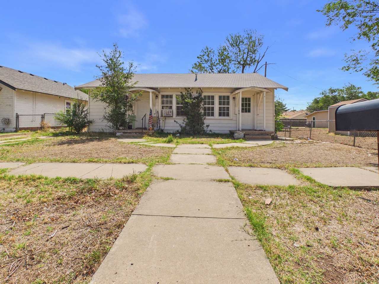 913 S Louisiana St - Photo 4 of 18