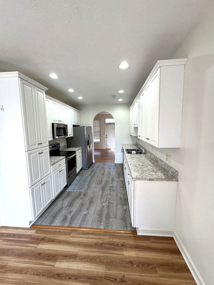 1432 Verdant Spring Ln - Photo 4 of 18