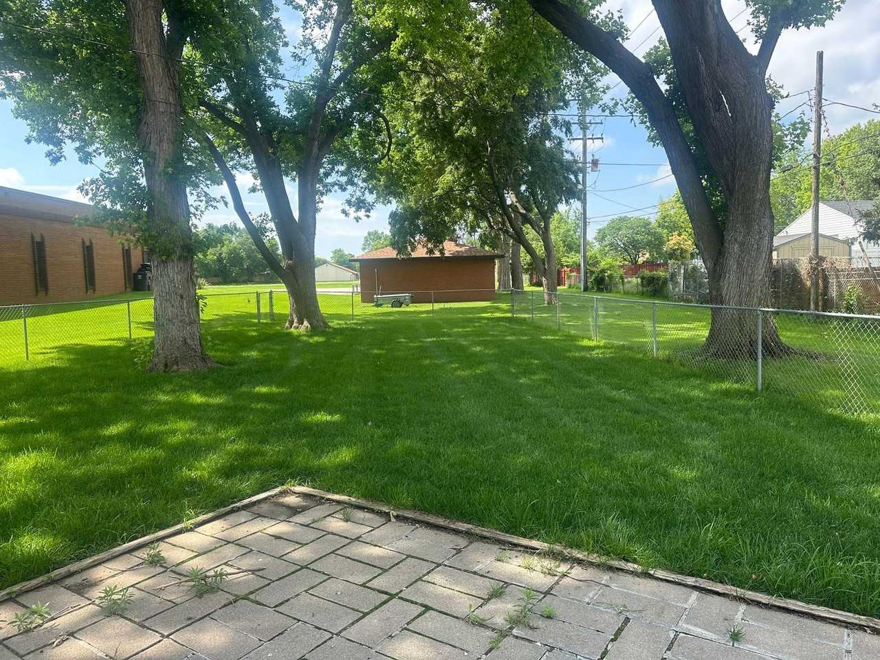 537 Memorial Dr - Photo 6 of 24