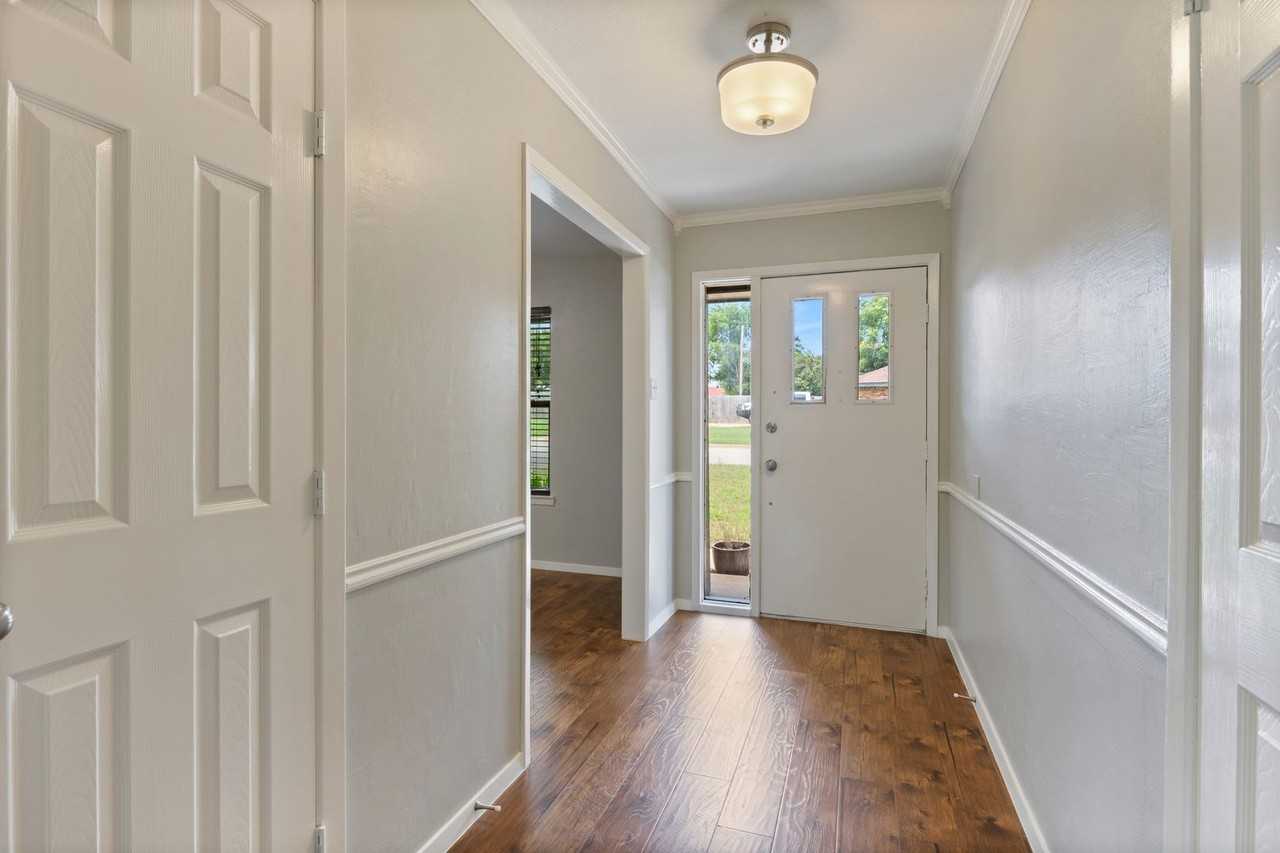 6540 Victoria Ave - Photo 3 of 24