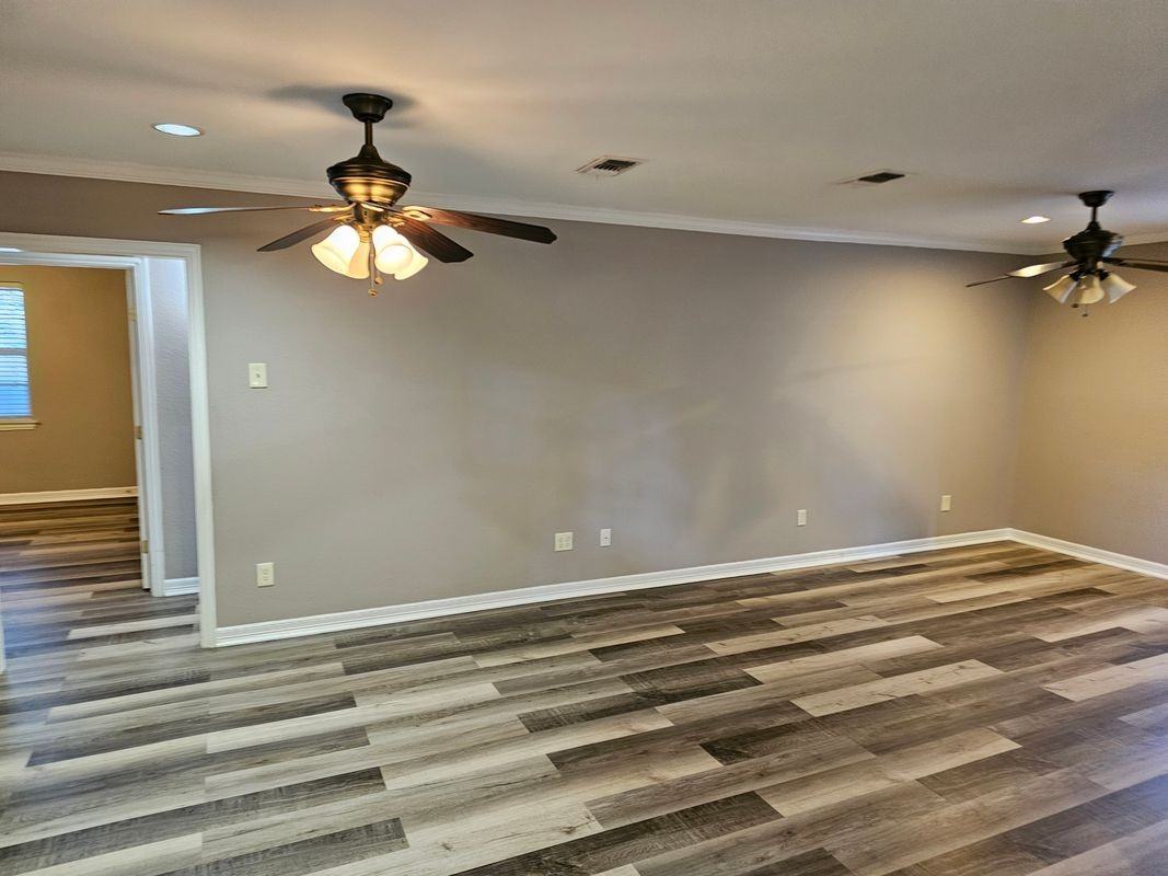 405 Atkerson Ln - Photo 4 of 32