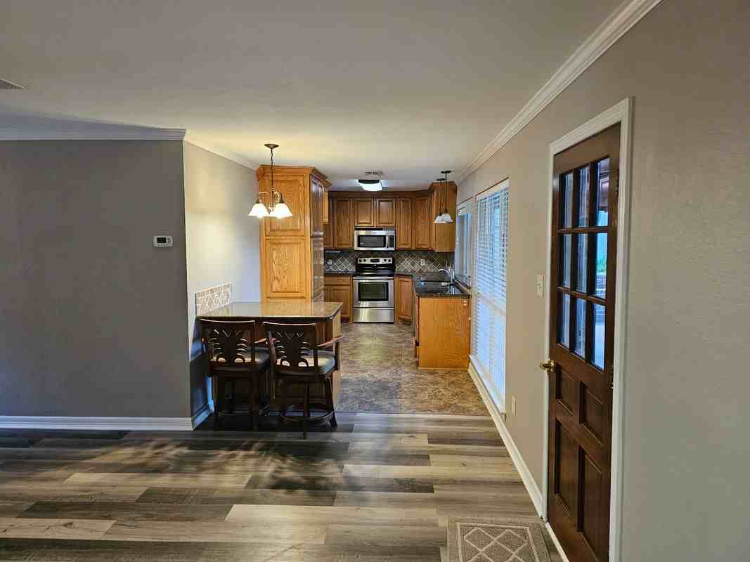 405 Atkerson Ln - Photo 6 of 32