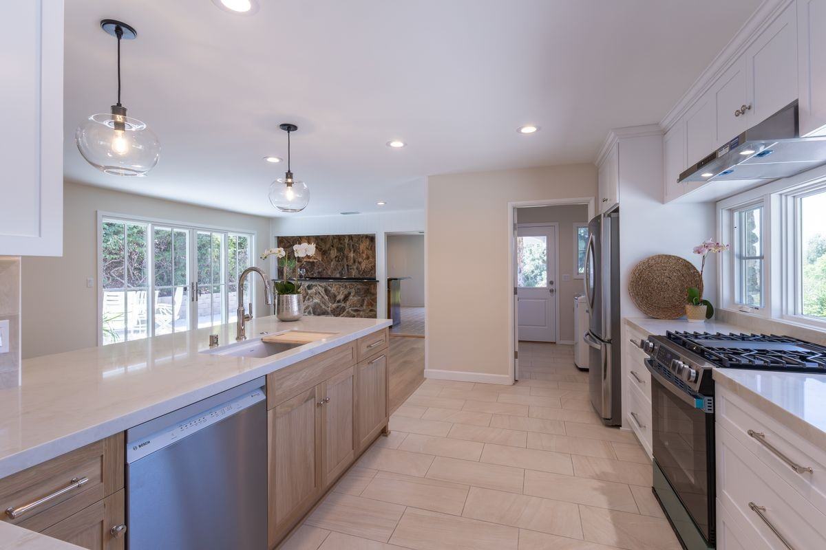 555 Paulette Pl - Photo 2 of 5