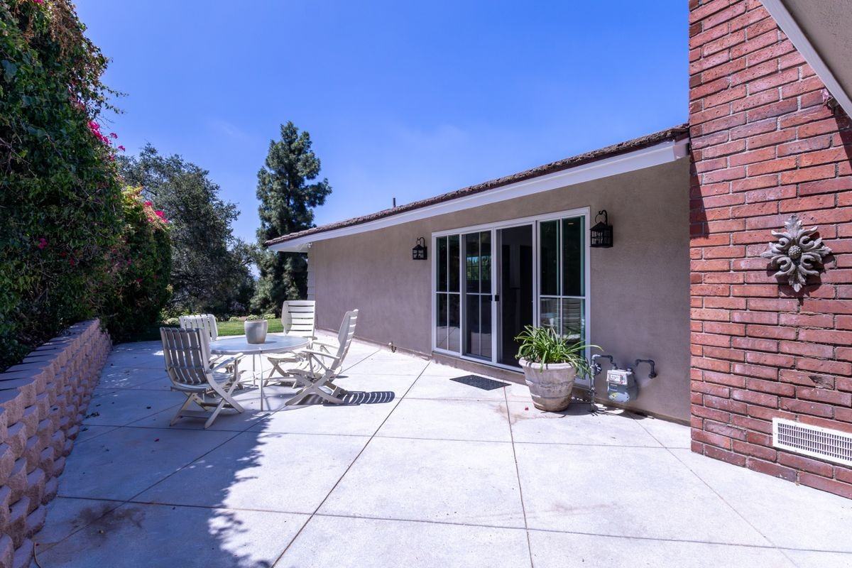 555 Paulette Pl - Photo 4 of 5