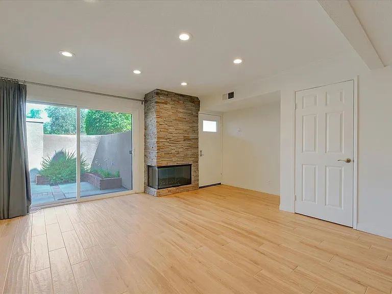 25761 Le Parc ##87 - Photo 3 of 6