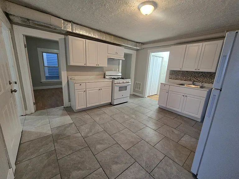 187 Wolcott St - Photo 2 of 18