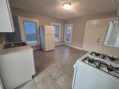 187 Wolcott St - Photo 3 of 18