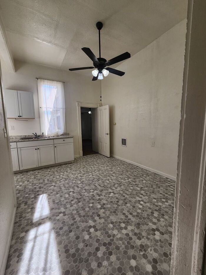 2419 J St #1 - Photo 5 of 10