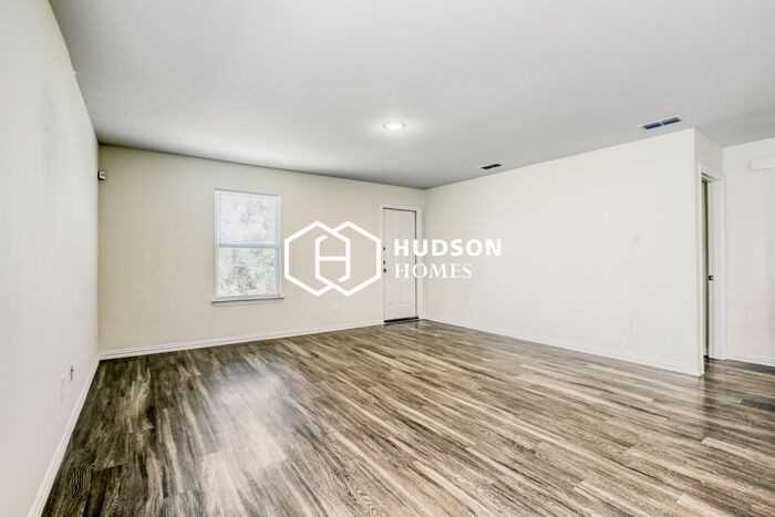 467 Bobbie St - Photo 3 of 14