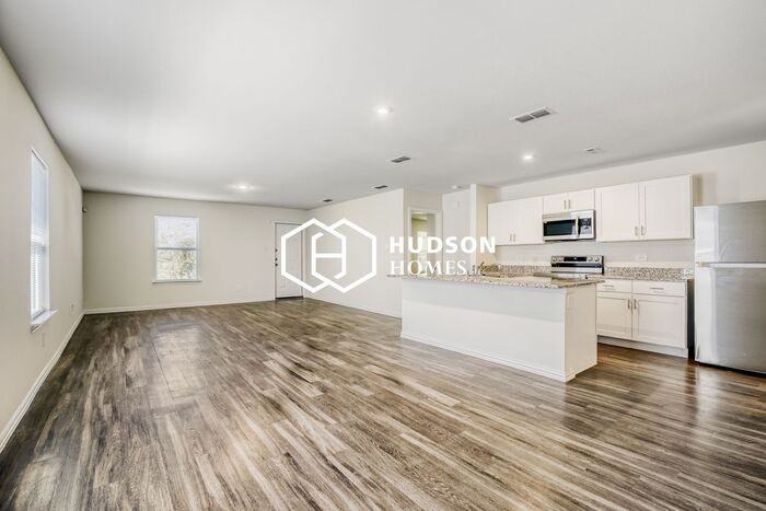467 Bobbie St - Photo 4 of 14