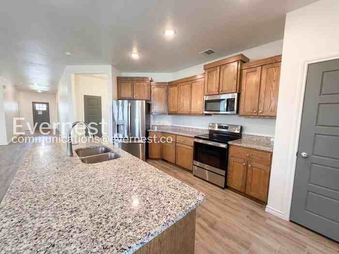 2231 Hornbeam St - Photo 3 of 20