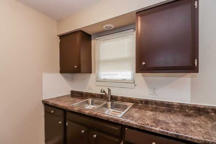 8502 Pershing Rd - Photo 7 of 12