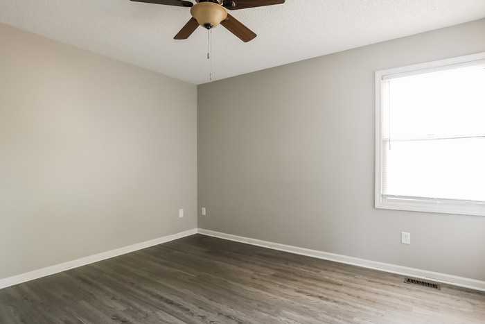 8917 Ne 74th St - Photo 6 of 10