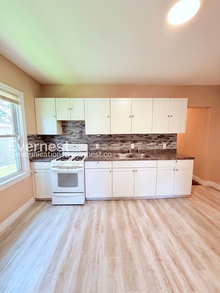 2488 Woodmere St - Photo 6 of 25