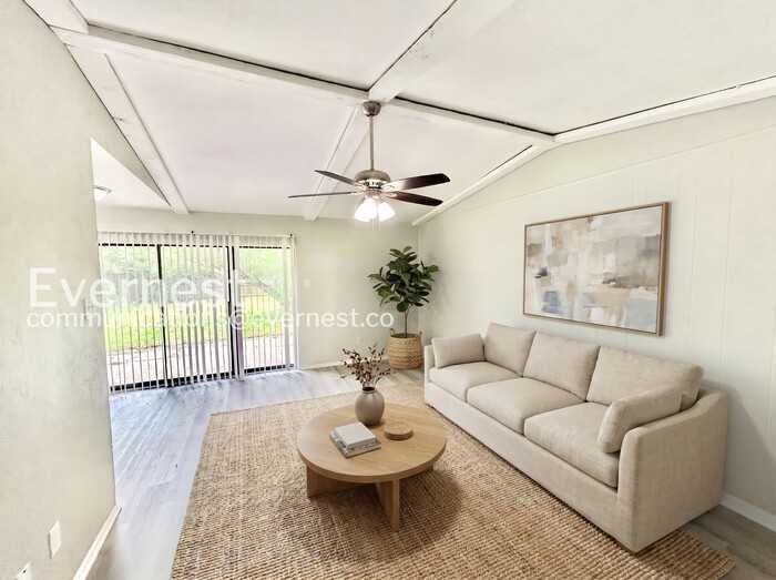 415 Southlake Dr - Photo 4 of 25