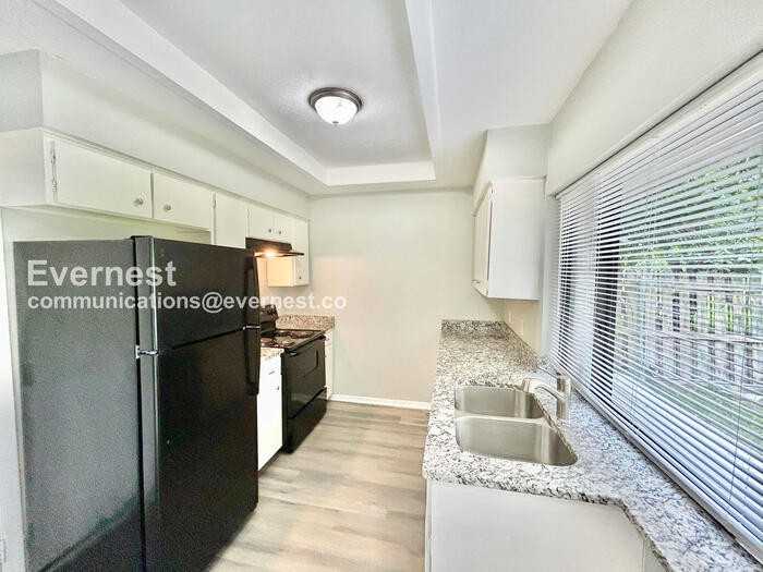 415 Southlake Dr - Photo 6 of 25