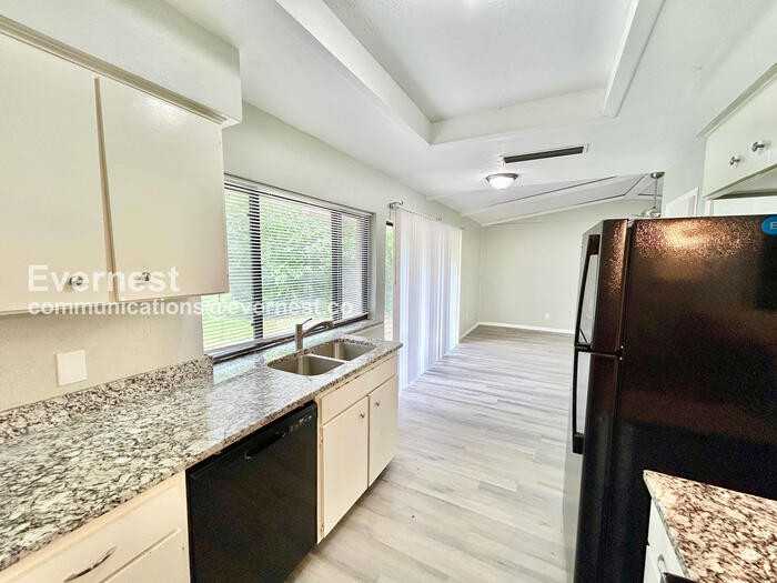 415 Southlake Dr - Photo 7 of 25