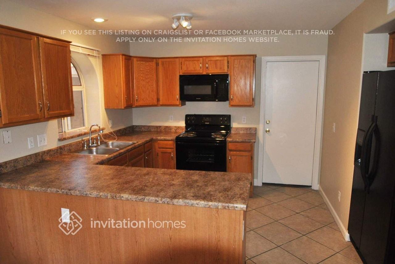 7923 W Laurel Ln - Photo 3 of 13