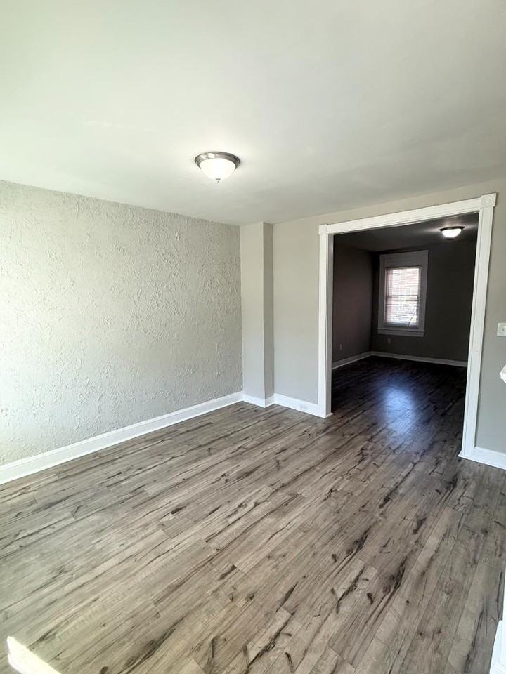 36 N Abington Ave - Photo 4 of 16