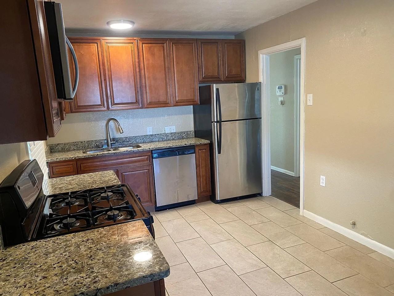 2405 Glengariff Dr - Photo 3 of 15