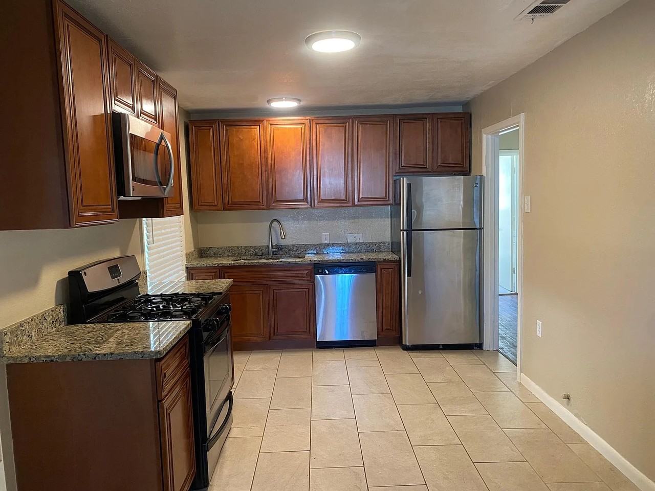 2405 Glengariff Dr - Photo 4 of 15