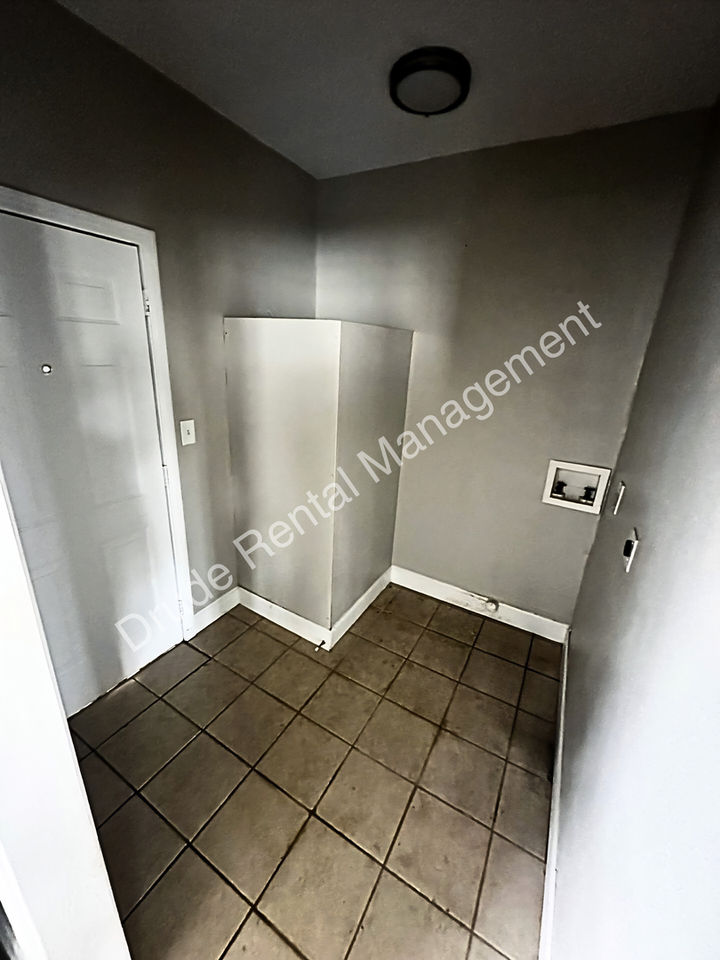 408 E Michigan St - Photo 7 of 13