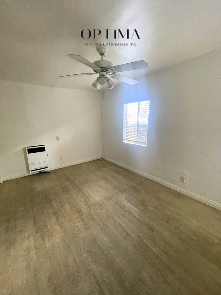 1377 Warren Ave - Photo 3 of 17