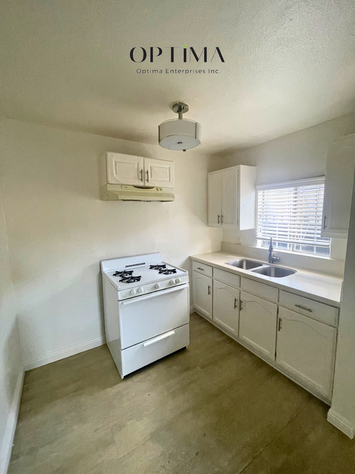 1377 Warren Ave - Photo 6 of 17