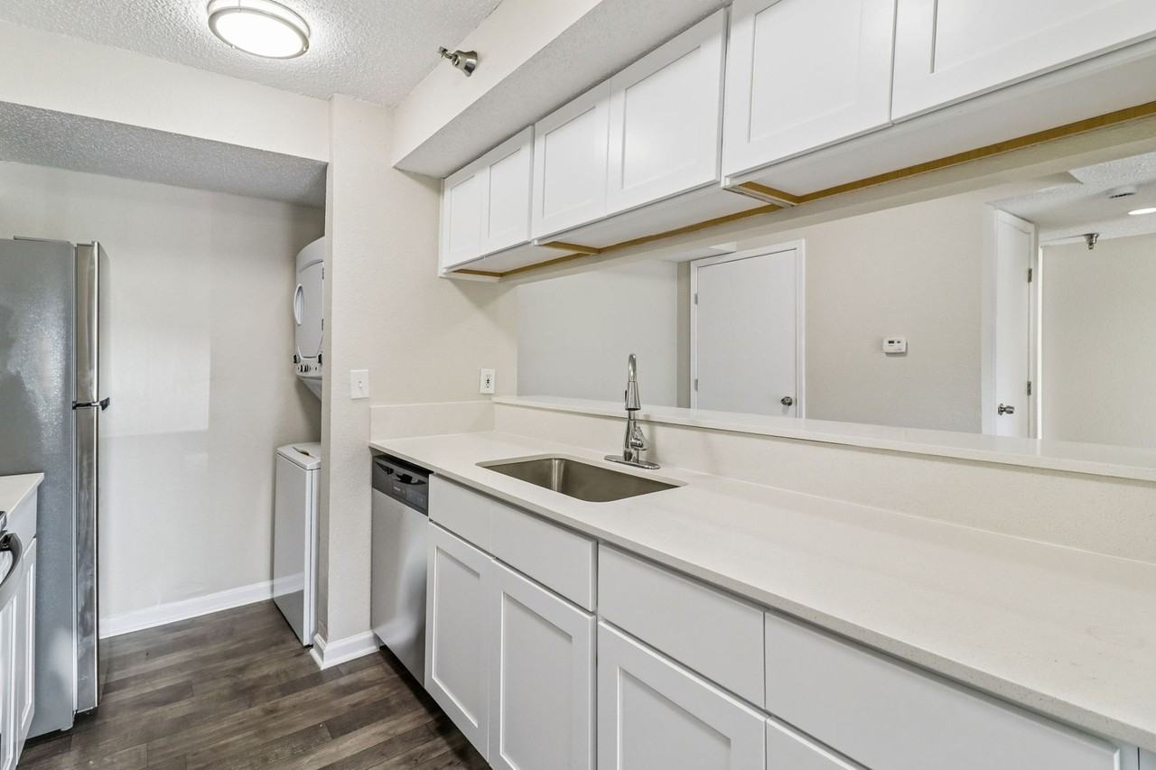 910 NW 79th Ter - Photo 5 of 30