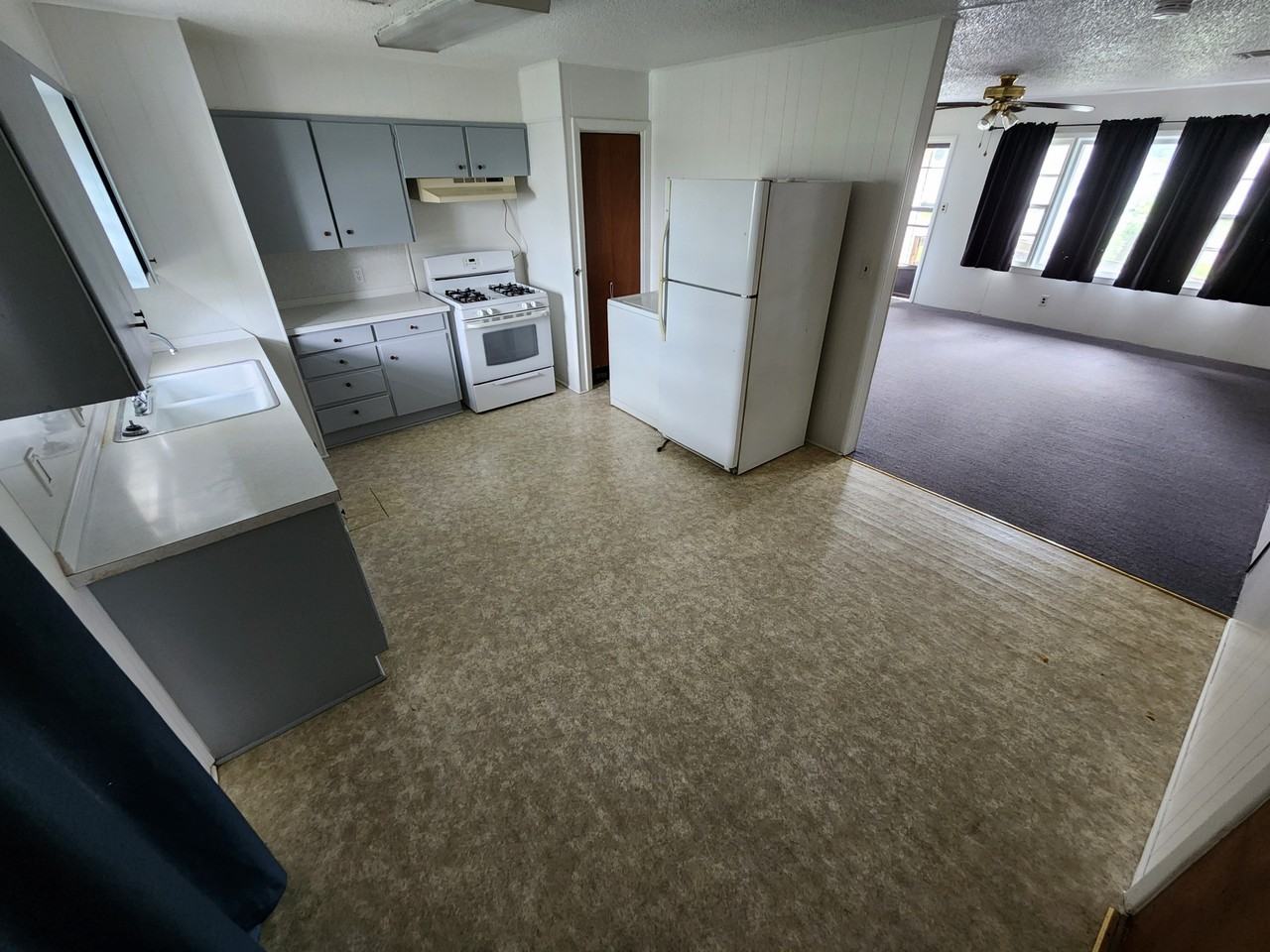 424 W 1st St #1 - Photo 4 of 11