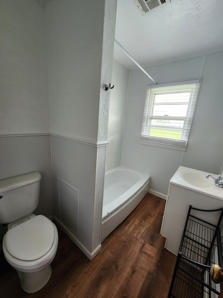 424 W 1st St #1 - Photo 7 of 11