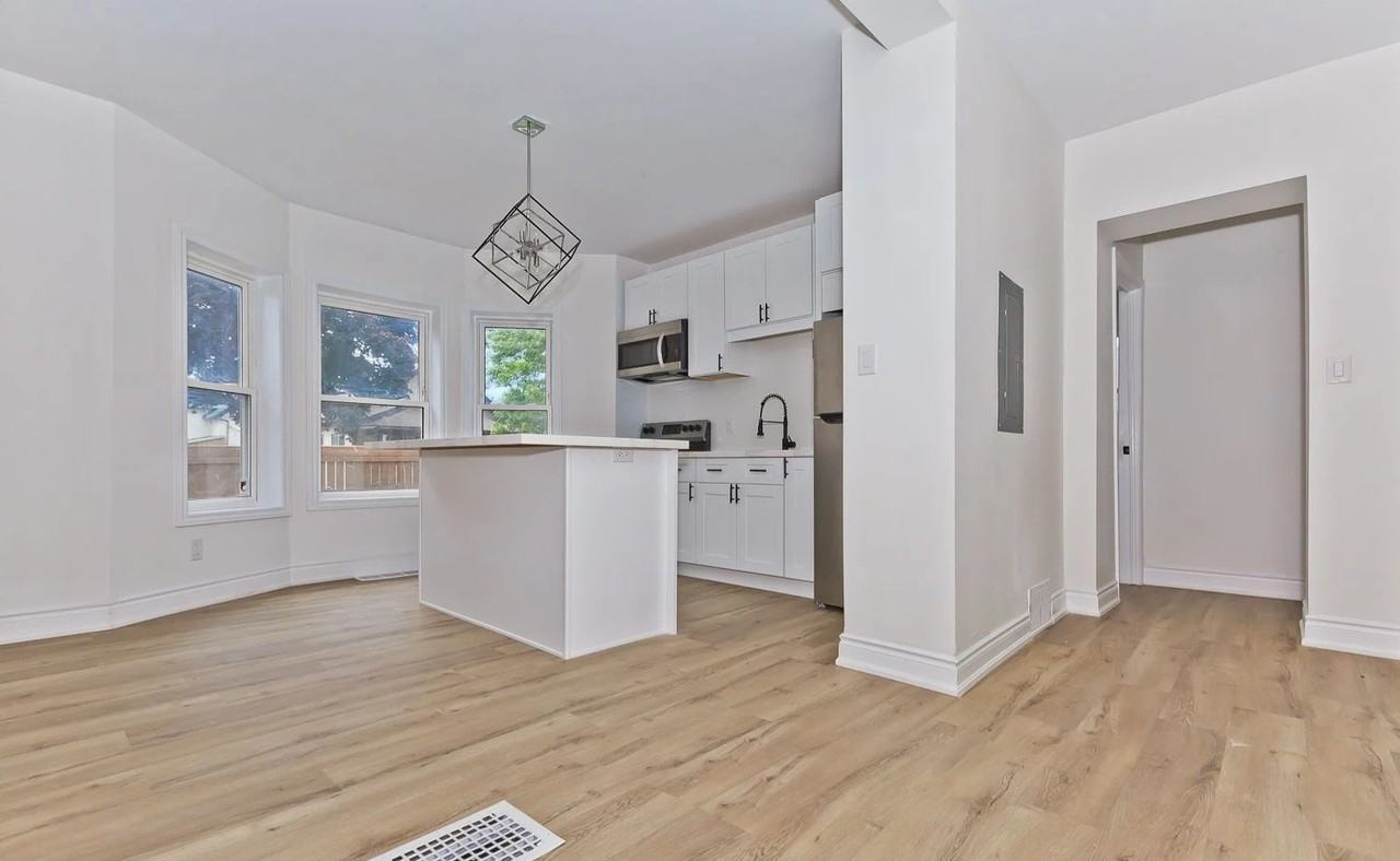 4743 Ryerson Crescent - Photo 5 of 31