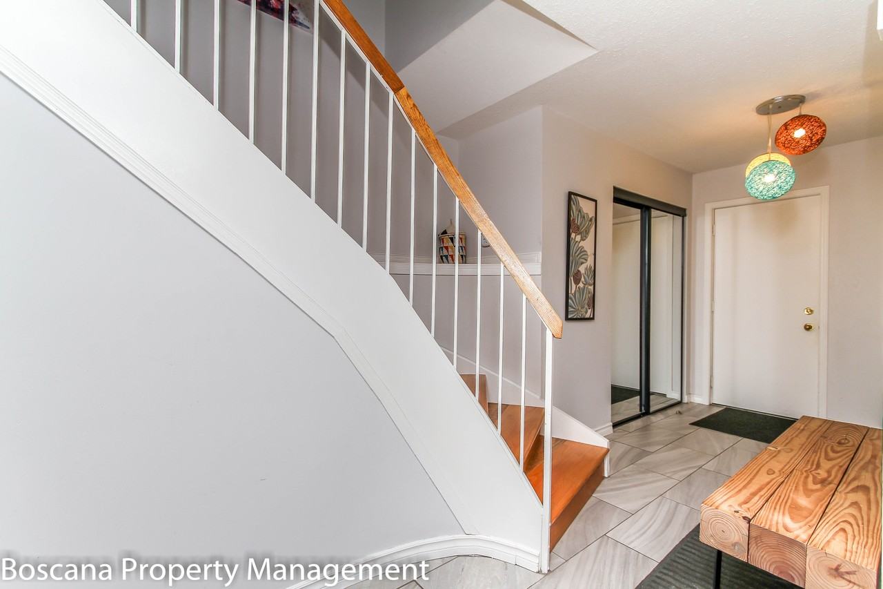 72 Burlington Cres #1 - Photo 4 of 28