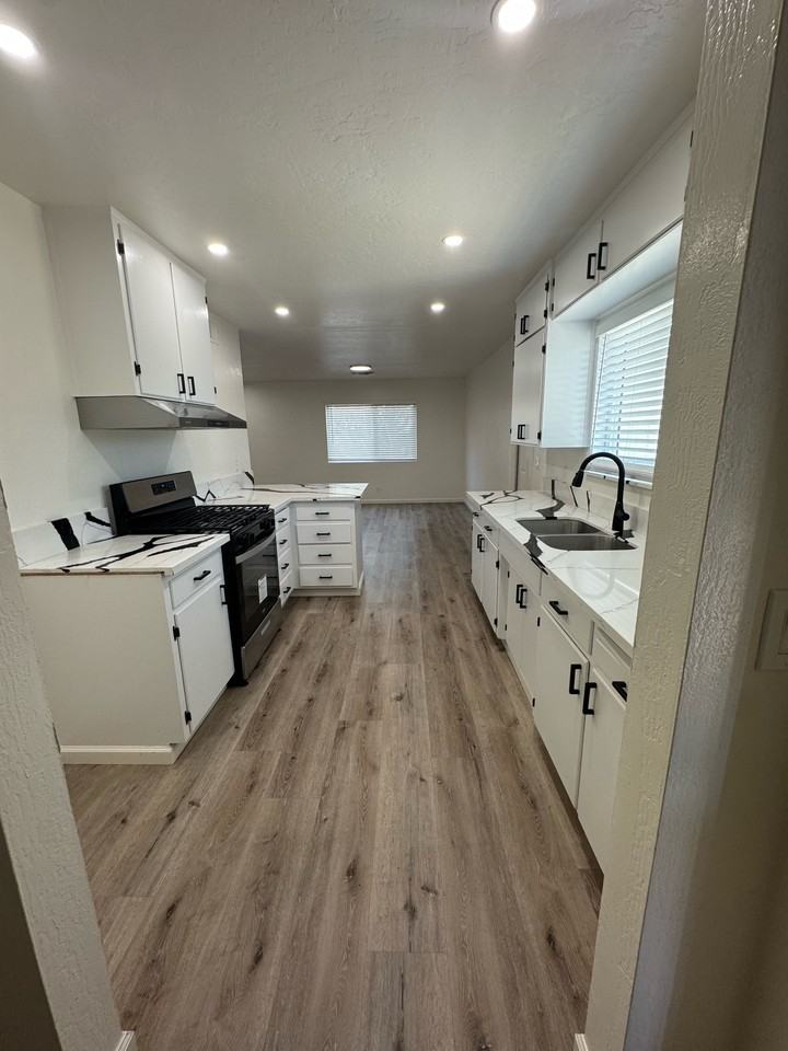 1104 Lincolnwood Cir #1 - Photo 2 of 5