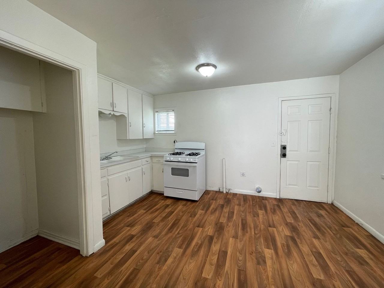 2005 N Manhattan St - Photo 3 of 8