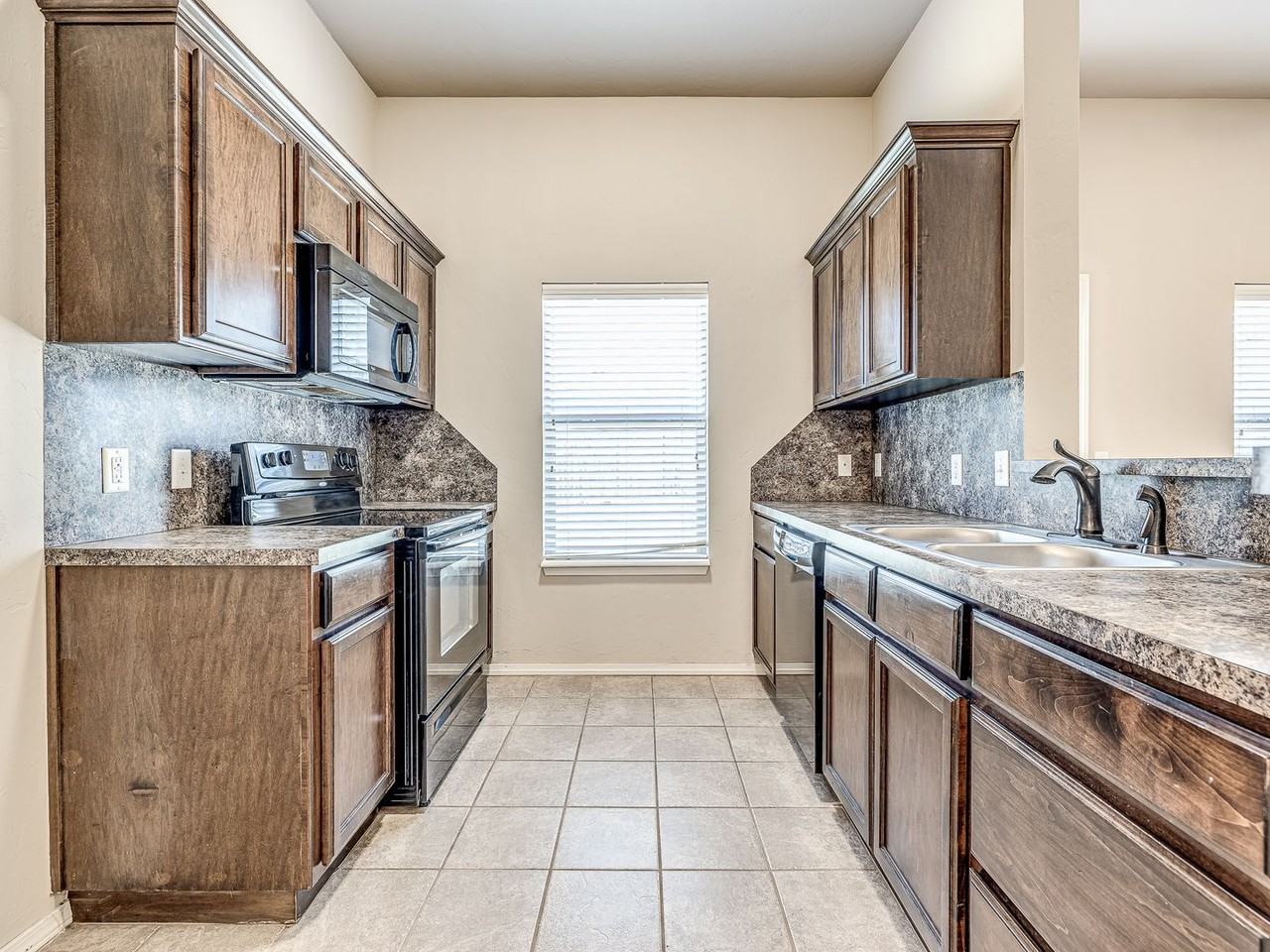 2717 Nw 186th St - Photo 7 of 23