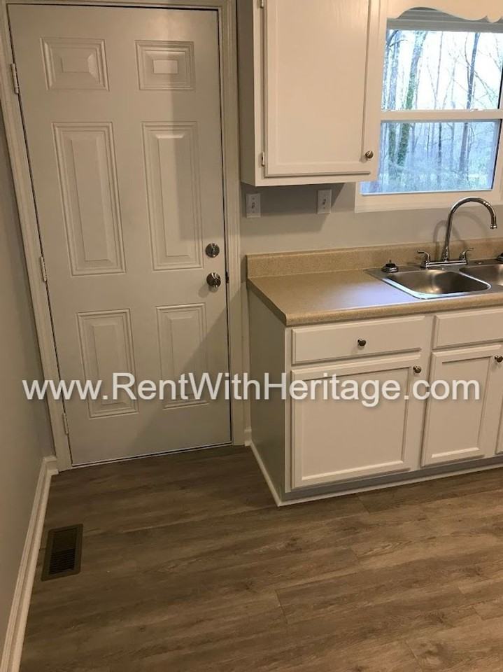 1709 Nutmeg St - Photo 6 of 30