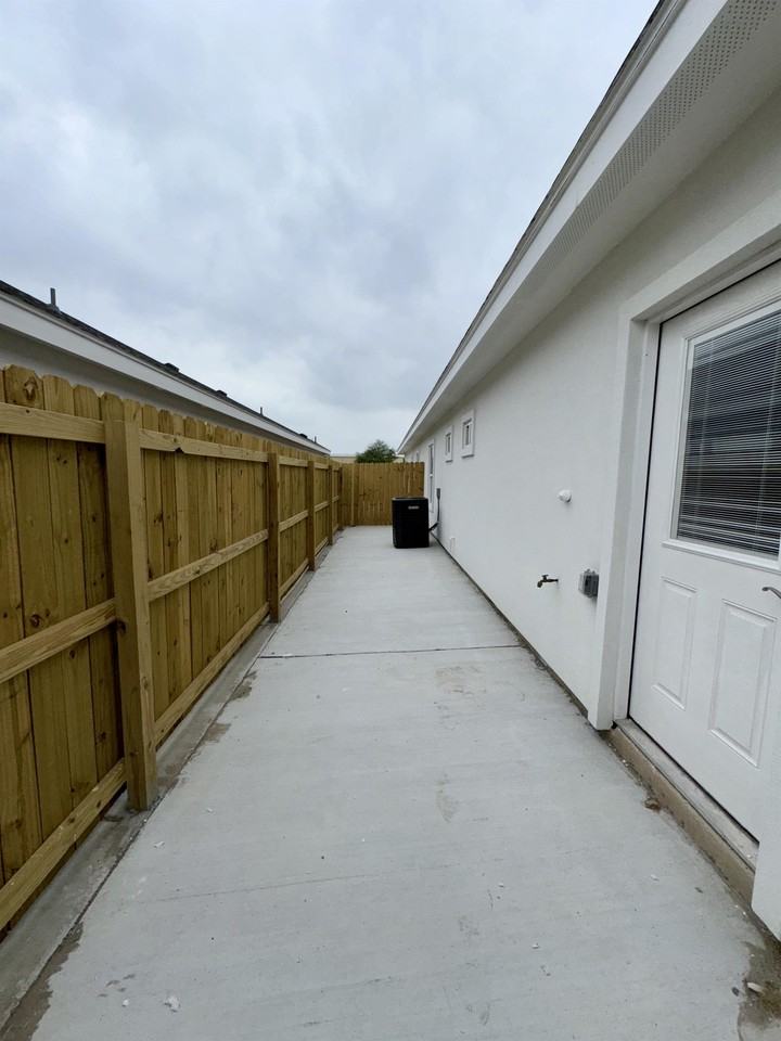 429 E Acacia St #1 - Photo 4 of 10