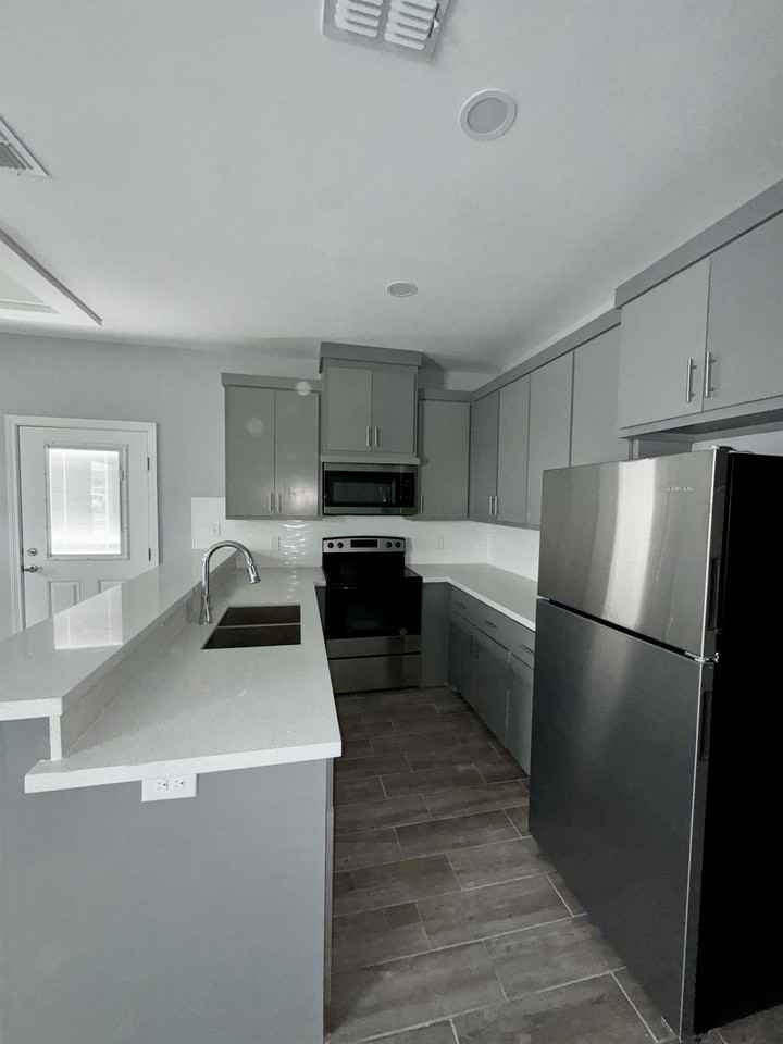 429 E Acacia St #1 - Photo 7 of 10