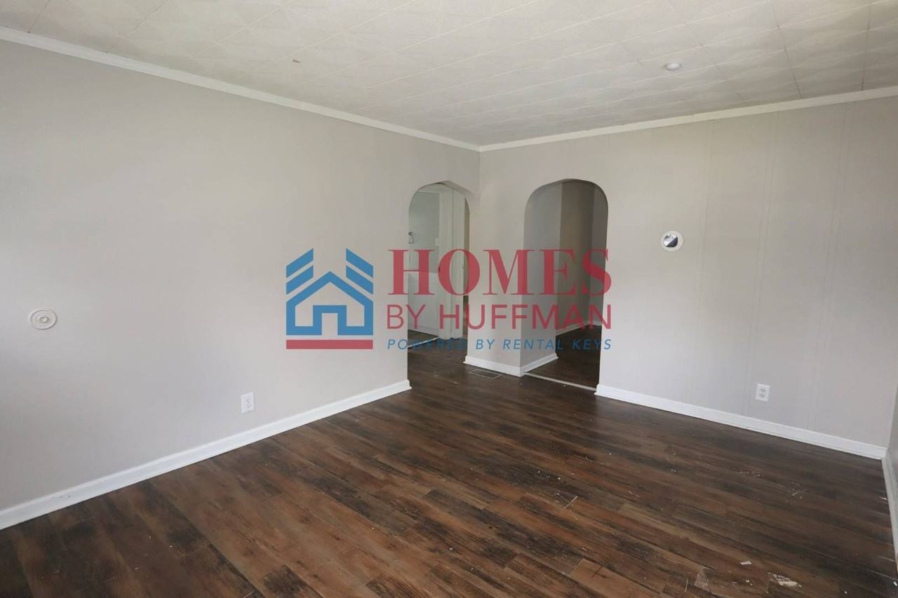 1525 Monroe Ave - Photo 4 of 16