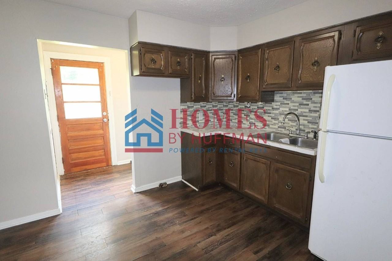 1525 Monroe Ave - Photo 5 of 16