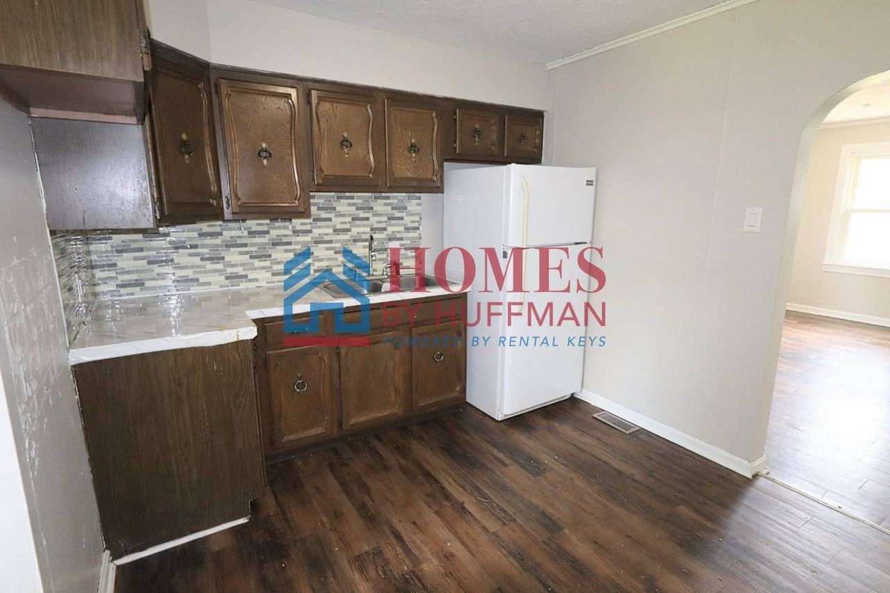 1525 Monroe Ave - Photo 6 of 16