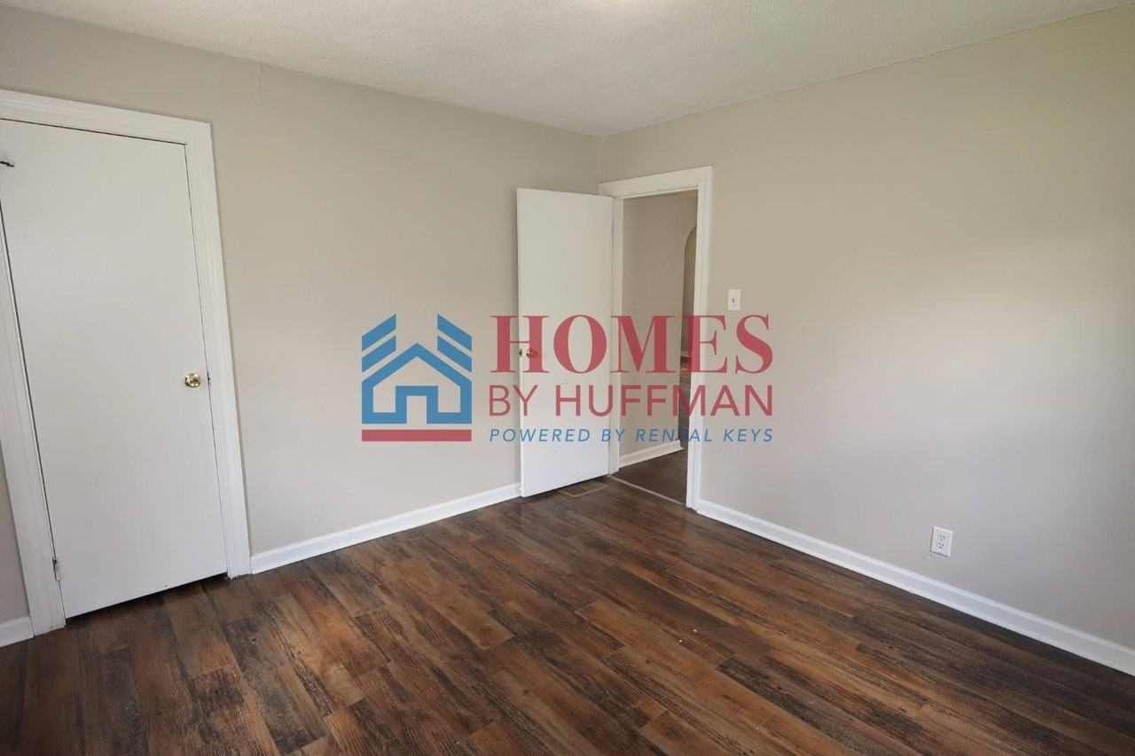1525 Monroe Ave - Photo 7 of 16