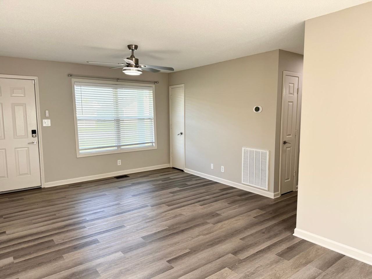 444 Sideline Dr - Photo 2 of 29