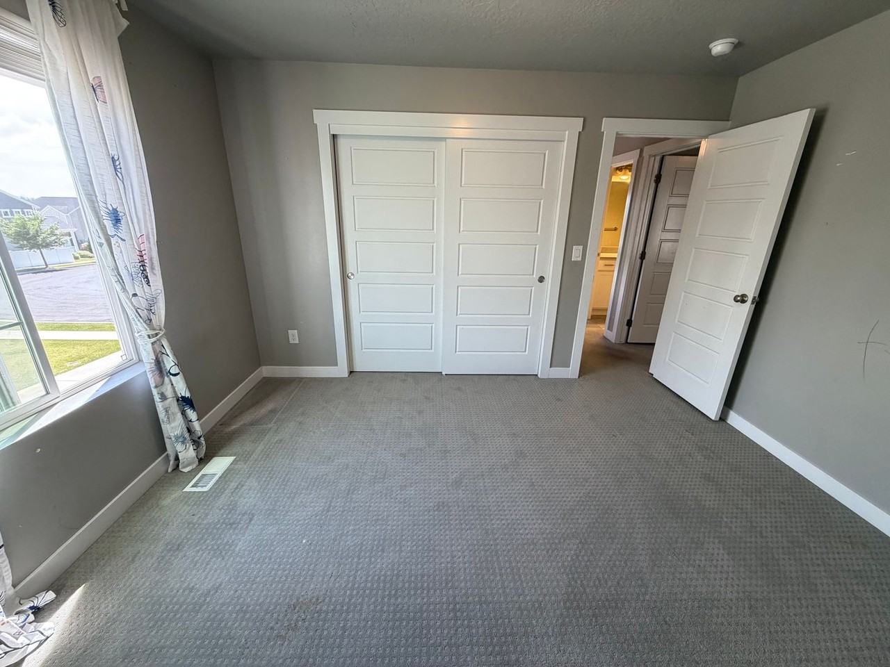 952 W 2840 N - Photo 4 of 42